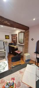 um quarto com uma cama e uma secretária com uma mesa em Monolocale in tipica casa ligure em Gênova