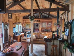 ห้องอาหารหรือที่รับประทานอาหารของ LA CABANE, petite chambre agréable dans maison en bois
