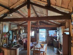 una sala de estar con mesa en una casa en LA CABANE, petite chambre agréable dans maison en bois en Valdeblore