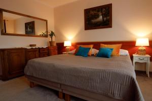 una camera da letto con un letto con cuscini blu e arancioni di Wypoczywaj Zdrowo a Muszyna