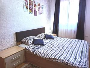 Un dormitorio con una cama con almohadas azules. en EMA LUX - zgrada Panorama en Soko Banja