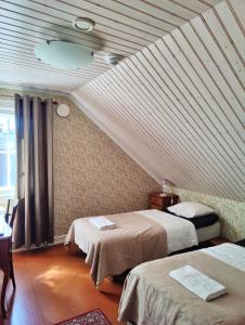 Zimmer mit 2 Betten und einer Decke in der Unterkunft Hotel & Cafe Lanterna in Nauvo