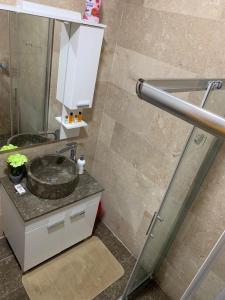 ein Bad mit einem Waschbecken und einer Dusche in der Unterkunft Apartment Pahuljica in Travnik