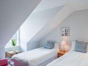 2 Betten in einem Zimmer mit Dachgeschoss in der Unterkunft The Seaside Suite in Helensburgh