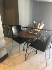 einen Tisch und zwei Stühle sowie einen Tisch und Stühle in der Unterkunft CASA CONCEITO - studio panoramico, suites e quartos in São José