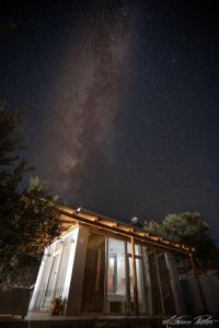 uma casa com a Via Láctea no céu em Bungalows Panstel in Kerames Rethymno em Agia Paraskevi