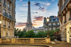 a bridge in front of the eiffel tower at 05 - Chambre confort au calme avec TV WIFI in Saint-Denis