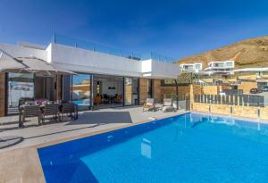 uma villa com uma piscina e uma casa em Villa Esmeralda 20 by BookaParadise em Finestrat