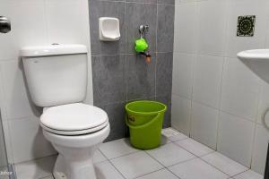 La salle de bains est pourvue de toilettes et d'une poubelle verte. dans l'établissement IRIS 33 Corner Lot House Spacious Outdoor Malay Only, à Skudai 29 autres photos