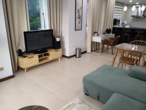 Televisyen dan/atau pusat hiburan di Santubong Suites Sejinjang