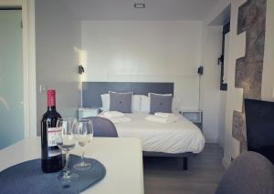 Cette chambre comprend un lit avec une table et des verres à vin. dans l'établissement De Sebastian 1 - estudio frente al mar, à San Nicolás
