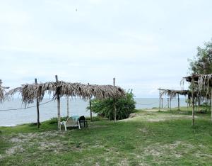 una persona sentada en un banco junto al océano en Togo B&B Farallon, en Playa Blanca