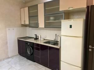 Η κουζίνα ή μικρή κουζίνα στο Luxury Apartment with jacuzzi on Republic Square