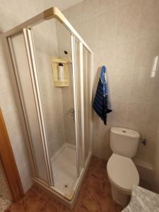 un bagno con doccia e WC di APARTAMENTO MAR DE CRISTAL a Mar de Cristal