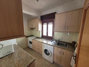 una cucina con lavello e lavatrice di APARTAMENTO MAR DE CRISTAL a Mar de Cristal Altre 19 foto