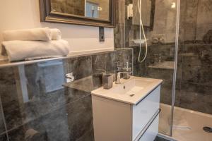 a bathroom with a sink and a shower at VILLA BOWDY in Niederzier