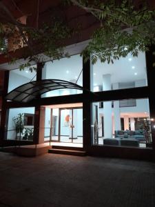 ein Gebäude mit großen Fenstern und einem Sofa darin in der Unterkunft Elsina1 in Salta