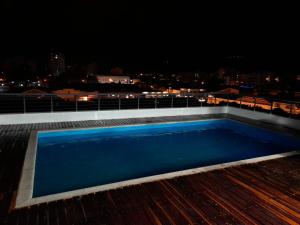 ein Schwimmbad auf dem Dach eines Gebäudes bei Nacht in der Unterkunft Elsina1 in Salta