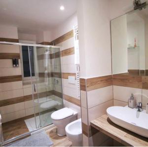 La salle de bains est pourvue d'une douche, de toilettes et d'un lavabo. dans l'établissement 5 Terre Cozy Apartments, à La Spezia