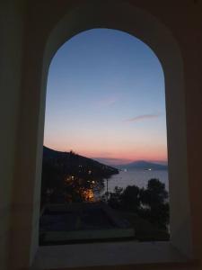une fenêtre cintrée avec vue sur l'océan dans l'établissement Sea view luxury apartment, à Aiándion