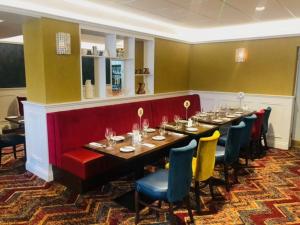 un comedor con una mesa larga y sillas en Kilmorey Arms Hotel, en Kilkeel