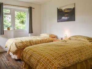 two beds sitting next to each other in a bedroom at The Horseshoe Annex in Steyning