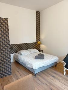 1 dormitorio con 1 cama en una habitación en Le 28 Frater, en Millau