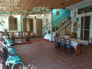 Un patio con mesa y sillas y escaleras. en Bed & Breakfast Paui, en Cabras
