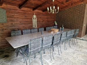 una mesa larga y sillas en una habitación en Cabana Casuta de Ciocolata, en Teşila
