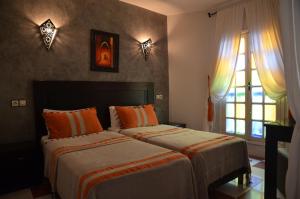 Giường trong phòng chung tại Hotel Cap Sim +63 ảnh