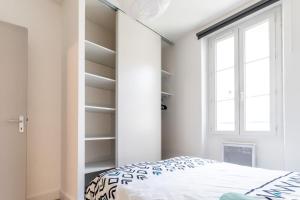 a bedroom with a bed and a book shelf at Appartement Terreau in Manosque