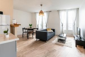 a living room with a couch and a table at Appartement Terreau in Manosque