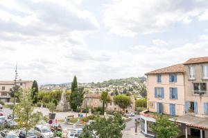 a view of a city with cars parked in a parking lot at Appartement Terreau in Manosque