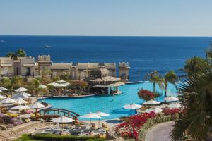 un complejo con una gran piscina junto al océano en Concorde El Salam Sharm El Sheikh Front Hotel, en Sharm El Sheikh