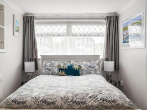 sypialnia z łóżkiem i dużym oknem w obiekcie Sea Breeze w mieście Cliftonville