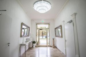 un pasillo con una gran habitación blanca con techo en VILLA BOWDY, en Niederzier