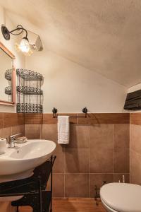 y baño con lavabo y espejo. en Casa al Lago di Como in Riva Cernobbio, en Cernobbio