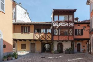 un edificio con una torre en medio de una calle en Casa al Lago di Como in Riva Cernobbio, en Cernobbio