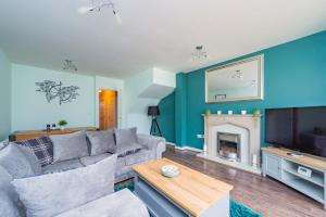 a living room with a couch and a fireplace at Central Townhouse Tipton - Sleeps 8 - Ideal for Contractors & Families in Tipton