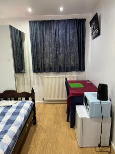 Postel nebo postele na pokoji v ubytování Comfortable single bedroom with free on site parking