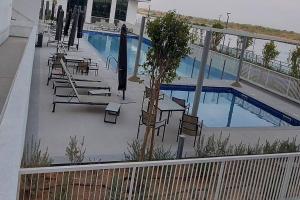 Bazén v ubytování Deluxe Apartment on YAS with Sea View Balcony nebo v jeho okolí