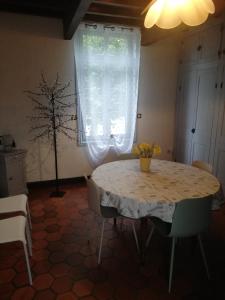 a dining room with a table and a window at Chez kathie in Arrest