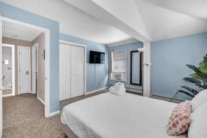 um quarto com uma cama grande e paredes azuis em Milford Entire House near Walnut Beach em Milford