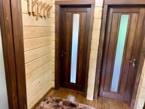 um corredor com duas portas e um tapete em Еко будинок в горах em Verkhniy Bystryy