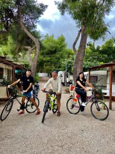 un grupo de personas en bicicleta estacionado junto a un árbol en XeniCamp-Retreat en Nafplio