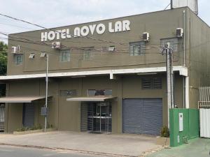 a building with a houston noo jar sign on it at Hotel Novo Lar in Cuiabá