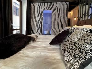 A bed or beds in a room at Sant'Andrea - Luxury Rooms in Vucciria