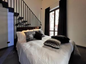A bed or beds in a room at Sant'Andrea - Luxury Rooms in Vucciria