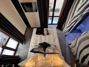 A bed or beds in a room at Sant'Andrea - Luxury Rooms in Vucciria
