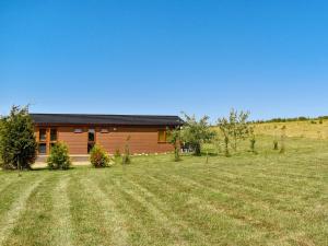 uma casa com um grande campo em frente em Whitey Top Country Lodge em Pentridge